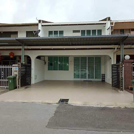 722 Homestay Kuching Esterno foto