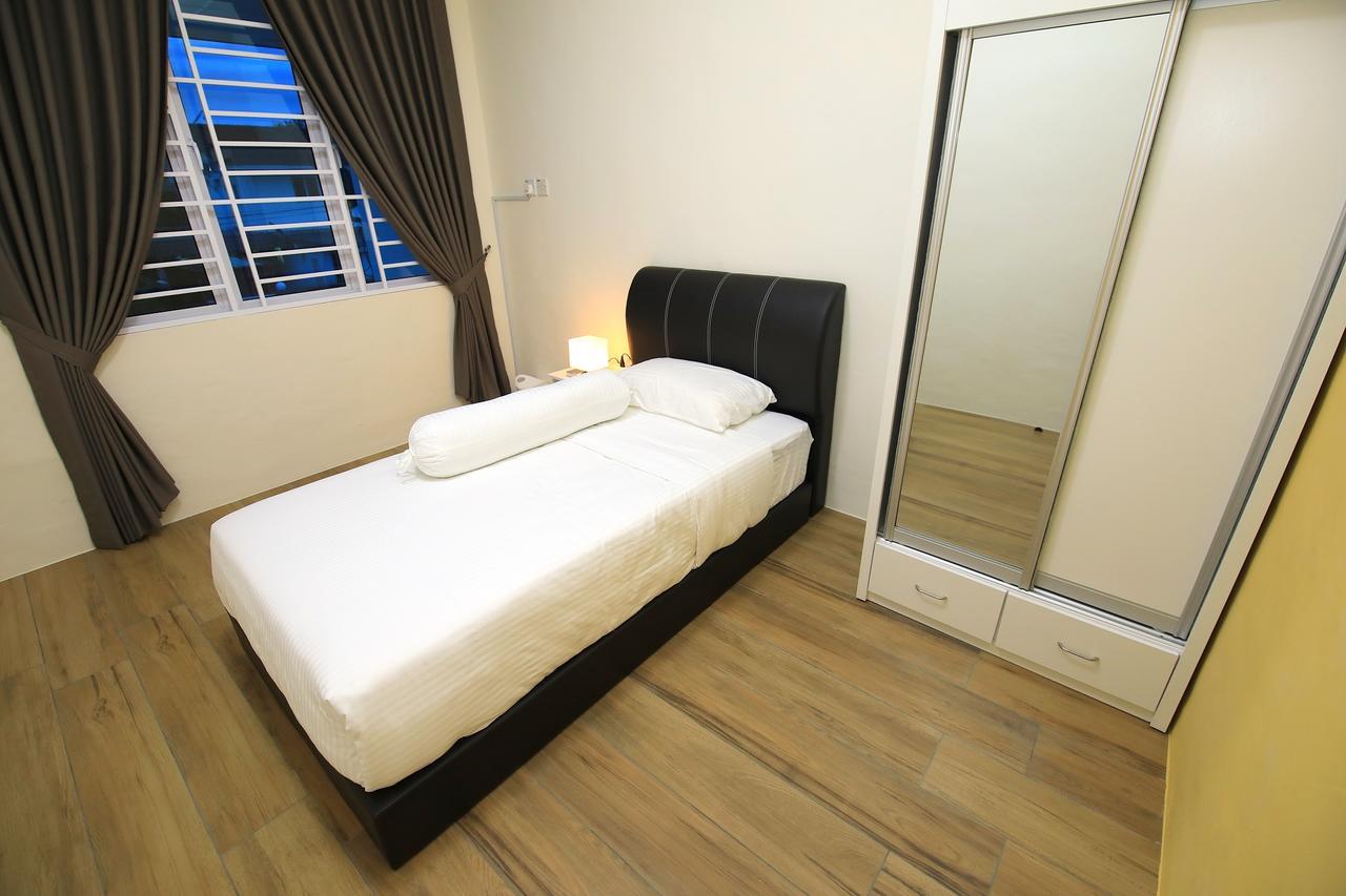 722 Homestay Kuching Esterno foto
