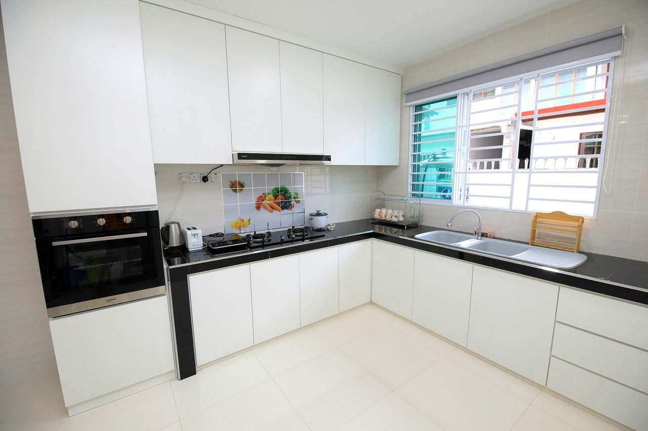 722 Homestay Kuching Esterno foto