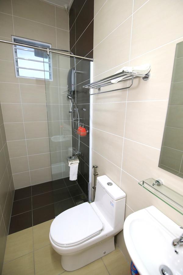 722 Homestay Kuching Esterno foto