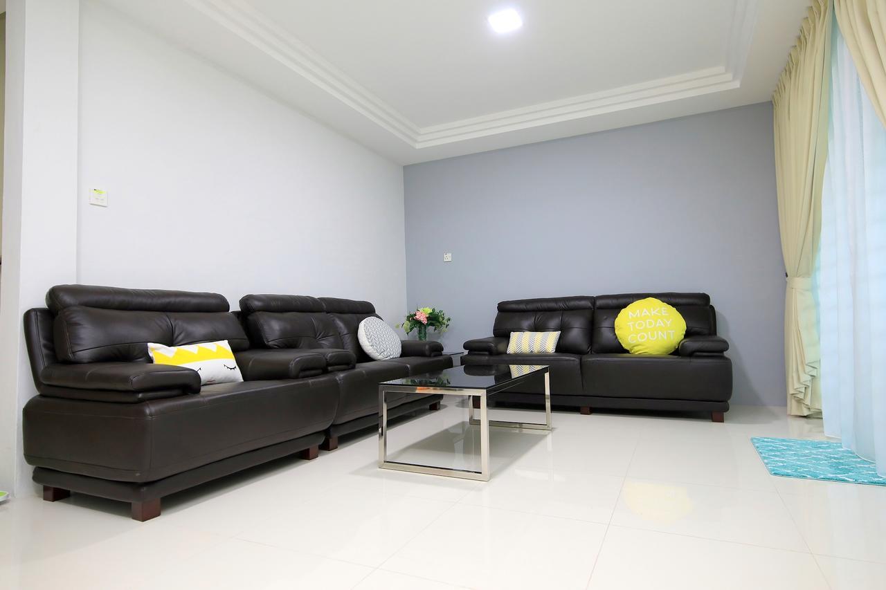722 Homestay Kuching Esterno foto