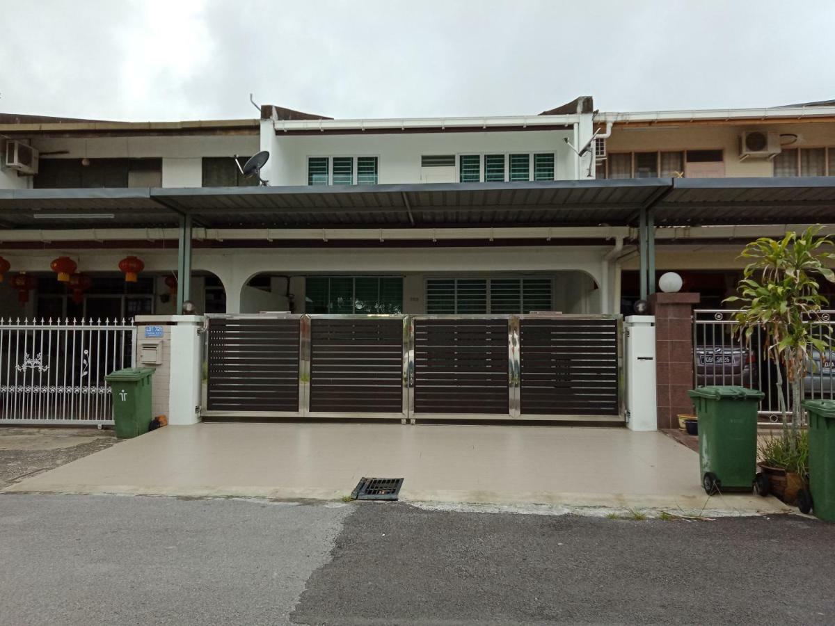 722 Homestay Kuching Esterno foto