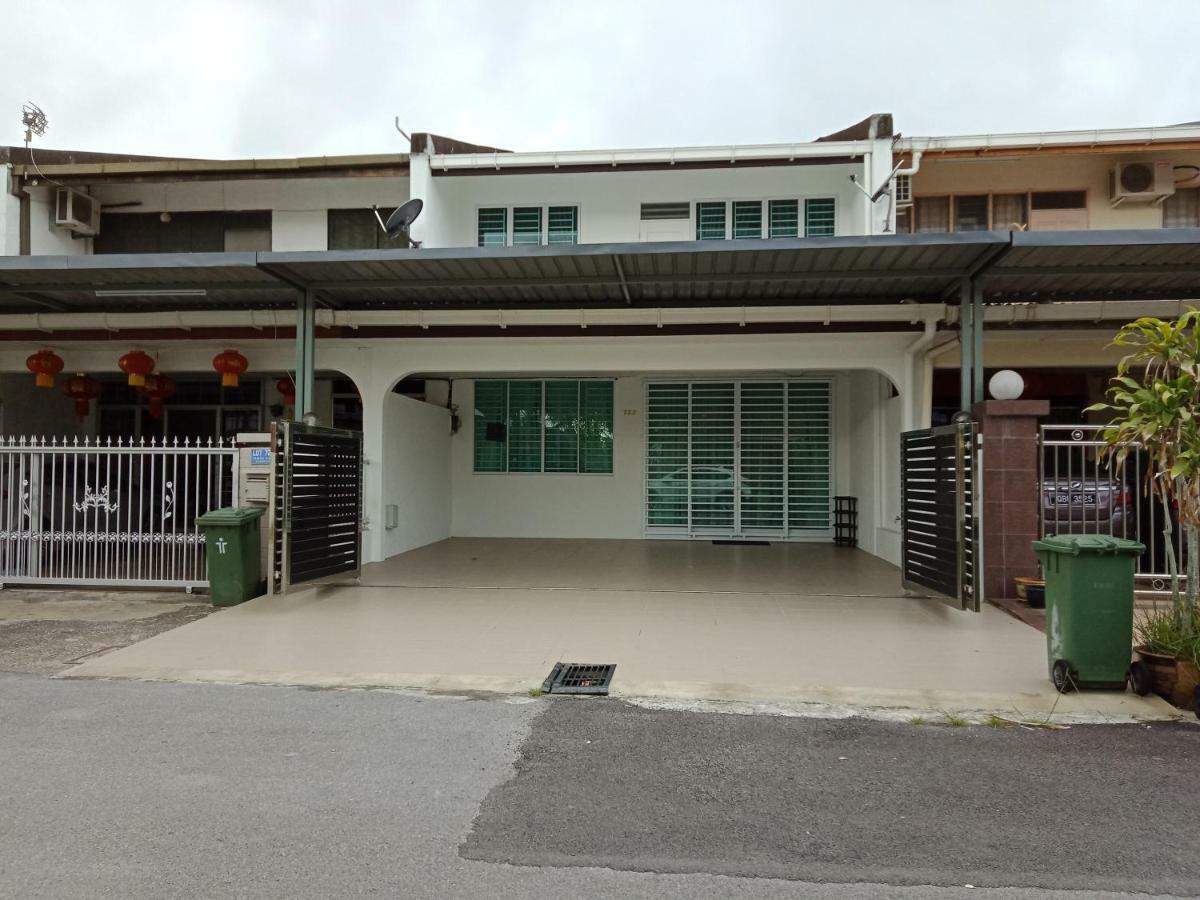 722 Homestay Kuching Esterno foto
